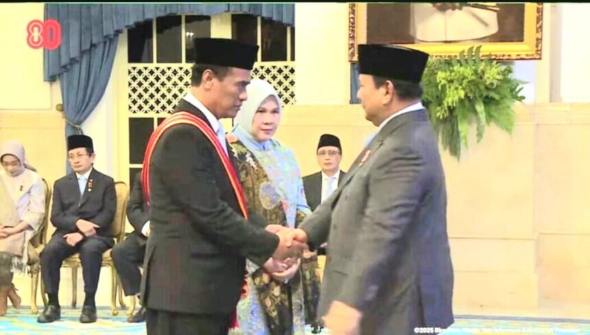 Mentan Amran terima Anugerah bintang Mahaputra Adipurna dari presiden RI Prabowo Subianto.