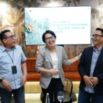 Direktur Enterprise & Business Service Telkom Veranita Yosephine (tengah), Direktur IT Digital Telkom Faizal R. Djoemadi (kanan), dan VP Corporate Communication Telkom Andri Herawan Sasoko (kiri) saat acara Business Update bersama para awak media di Jakarta, Kamis (14/8/2025). Foto: Telkom Indonesia