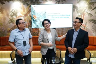 Direktur Enterprise & Business Service Telkom Veranita Yosephine (tengah), Direktur IT Digital Telkom Faizal R. Djoemadi (kanan), dan VP Corporate Communication Telkom Andri Herawan Sasoko (kiri) saat acara Business Update bersama para awak media di Jakarta, Kamis (14/8/2025). Foto: Telkom Indonesia