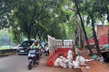 Proyek pengerjaan galian di Jalan TB Simatupang, Jakarta Selatan berdampak pada kemacetan arus lalu lintas, Selasa (26/8/2025). Foto: Joesvicar Iqbal/ipol.id