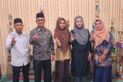 Siswa MAN 2 Deli Serdang, Fira Syahqila (tengah).