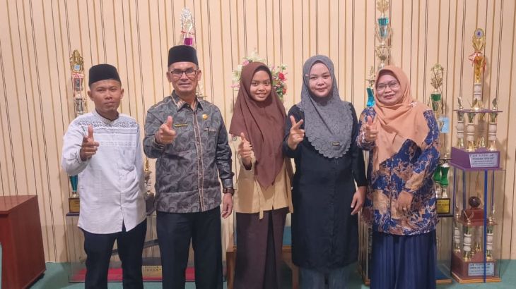Siswa MAN 2 Deli Serdang, Fira Syahqila (tengah).