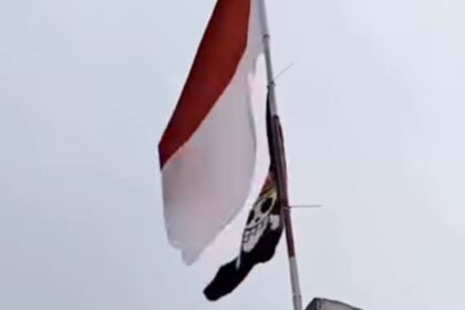 Berkibar bendera Merah putih dan bendera bertengkorak dari serial anime One Piece disatu tiang. Foto: Tangkap layar IG @info_ciledug