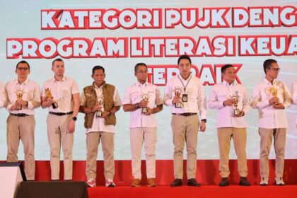 BNI dinobatkan sebagai Pelaku Usaha Jasa Keuangan (PUJK) dengan Pembentukan Program OJK PEDULI (Penggerak Duta Literasi) Termasif, serta sebagai Mitra Kerja Sama Satuan Pendidikan Berbasis Agama Implementasi KEJAR Terbaik. Foto: Dok BNI