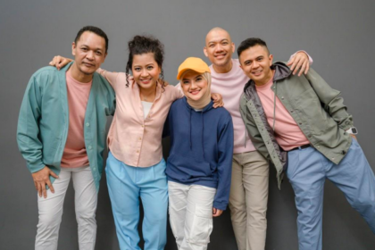 Swiss-Belresidences Rasuna Epicentrum akan memberikan pengalaman kuliner dan hiburan musik senja tak terlupakan lewat Sunset Pool Dinner bersama band legendaris, Basejam. (dok. Swiss-Belresidences Rasuna Epicentrum).