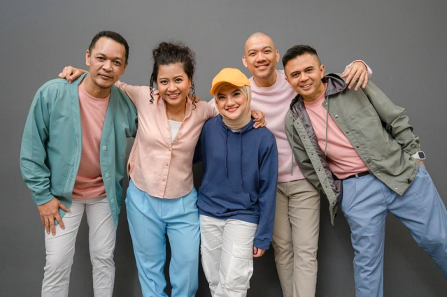 Swiss-Belresidences Rasuna Epicentrum akan memberikan pengalaman kuliner dan hiburan musik senja tak terlupakan lewat Sunset Pool Dinner bersama band legendaris, Basejam. (dok. Swiss-Belresidences Rasuna Epicentrum).