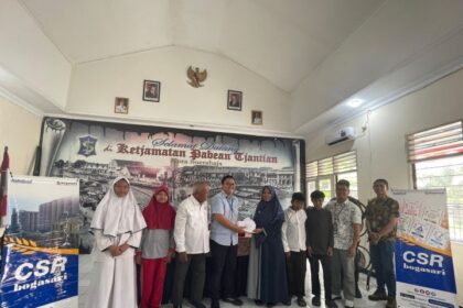 Manajer Human Resources (HR) Divisi Bogasari pabrik Surabaya, Bagus Tri Ardiyanto bersama Vice President Human Resources Divisi Bogasari, Anwar, saat penyerahan bantuan beasiwa pendidikan di Kantor Kecamatan Pabean Cantian, Surabaya, Jawa Timur, Kamis (21/8/2025). Bantuan ke-4 diberikan Bogasari ke SMP Mujahidin di Jalan Perak Barat, No 173, Kelurahan Perak Utara, dan SMP Barunawati, Jalan Perak Barat, No 275, Kelurahan Perak Utara. Foto: Ist