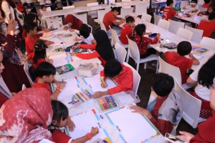 Para peserta sangat antusias mengikuti lomba menggambar. (Foto: Kidzania Jakarta)