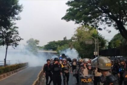 Asap gas air mata yang ditembakan pihak keamanan.(Foto istimewa)