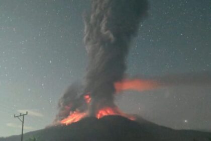 Erupsi Gunung Lewotobi Laki-laki di Kabupaten Flores Timur, Provinsi Nusa Tenggara Timur, memuntahkan abu vulkanik setinggi sekitar 4.000 meter ke udara, Senin (18/8/2025) sekitar pukul 09.11 WITA. Foto: Ist