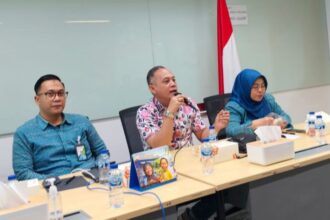 Kepala Kantor Cabang BPJS Ketenagakerjaan Grha BPJamsostek, Andry Rubiantara (tengah)