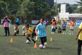 Mana Iwabuchi bermain sambil mengajarkan teknik sepakbola kepada para peserta Coaching clinic yang berasal dari Jakarta dan Tangerang. Foto/megapro