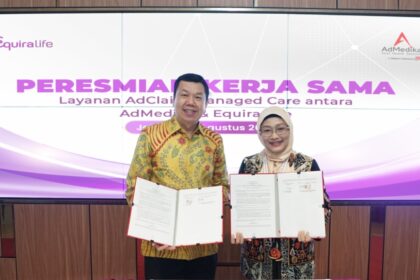 CEO Equira Life Elvis Liongosari (kiri) dan CEO AdMedika Dian Prambini (kanan) saat acara penandatanganan kerja sama layanan AdClaim Managed Care antara Admedika & Equira Life. Foto: Telkom Indonesia