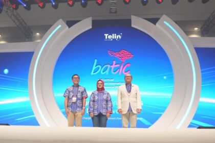 (kiri ke kanan) CEO Telin Budi Satria Dharma Purba, Direktur Utama Telkom Dian Siswarini, dan Managing Director Danantara Setyanto Hantoro saat acara pembukaan Bali Annual Telkom International Conference (BATIC) 2025. Foto: Telkom Indonesia