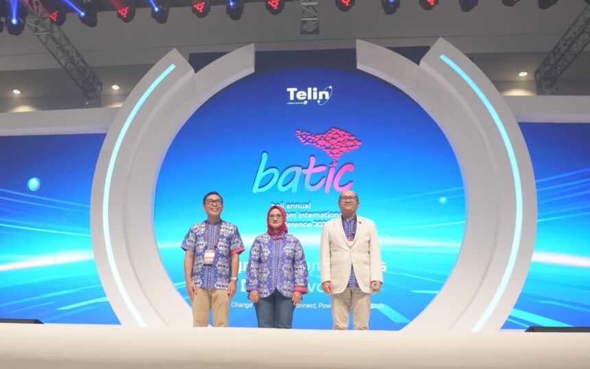 (kiri ke kanan) CEO Telin Budi Satria Dharma Purba, Direktur Utama Telkom Dian Siswarini, dan Managing Director Danantara Setyanto Hantoro saat acara pembukaan Bali Annual Telkom International Conference (BATIC) 2025. Foto: Telkom Indonesia