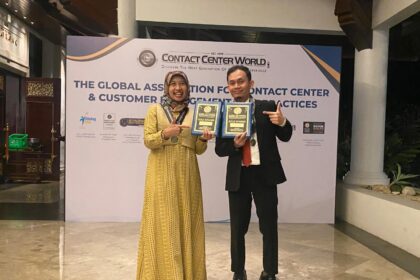 General Manager Health Care Service AdMedika Sri Sumari (kiri) dan Assistant Manager Care AdMedika Dwi Hajar Siswantoro (kanan) pada ajang internasional Contact Center World 20th Annual Asia Pacific Next Generation Contact Center & CX Best Practices Conference di The Laguna Resort & Spa, Bali, 21–25 Juli 2025. Foto: Telkom Indonesia