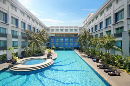Tamu dapat mengakses kolam renang berukuran Olimpiade di Novotel Jakarta Mangga Dua Square. (dok. ibis Styles Mangga Dua Square)