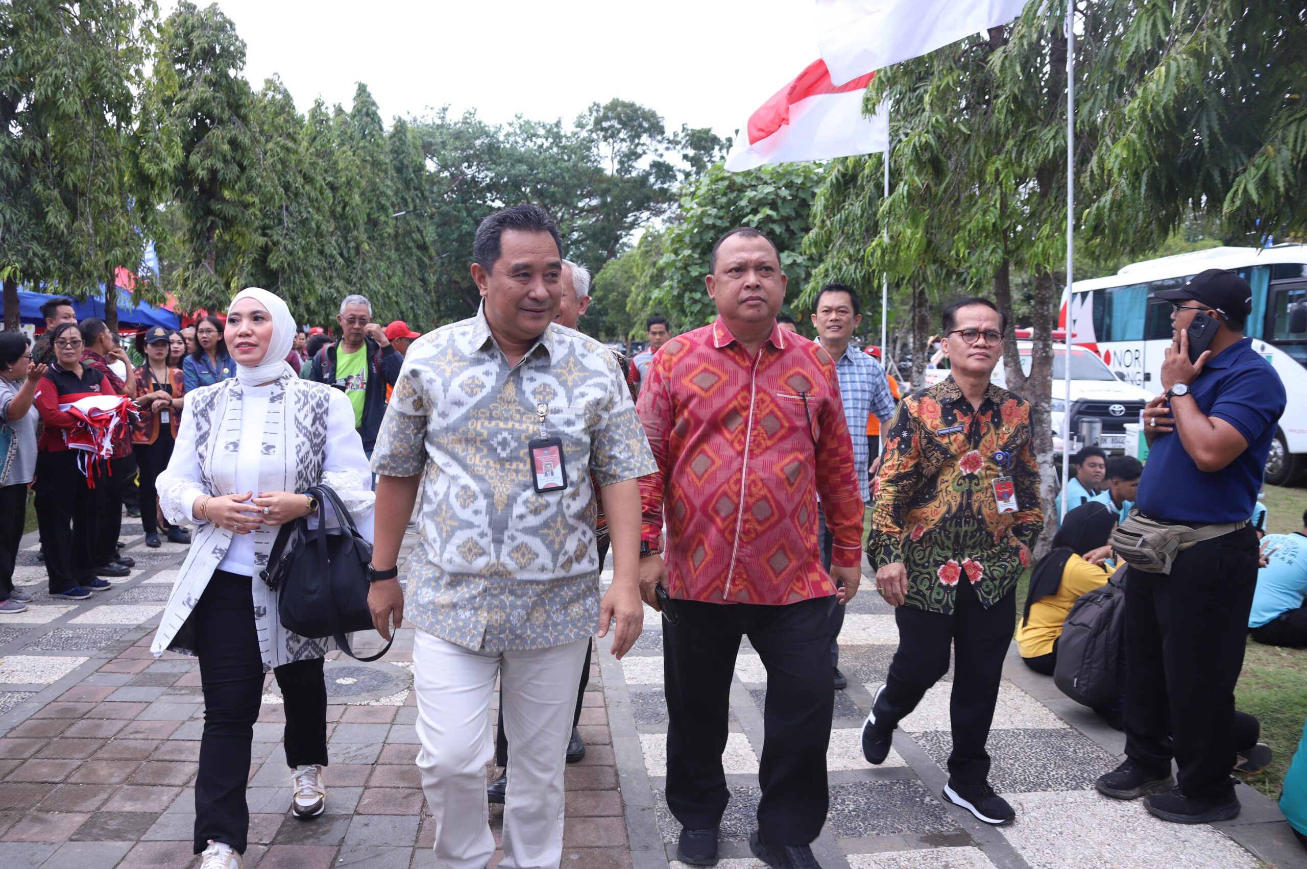 Polpum Kemendagri Kembali Bagikan 10 Juta  Bendera Merah Putih  di Denpasar Bali