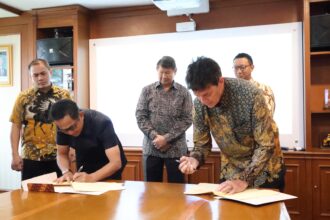 Direktur Utama Arsari Group, Hashim S Djojohadikusumo, bersama Wakil Direktur Utama PT ITCI Kartika Utama, Aryo P. S. Djojohadikusumo, dan Direktur Utama PT Arsari Tirta Pradana, Willie Smits, serta Wali Kota Balipapan, Rahmad Mas'ud, dalam penandatanganan kerja sama strategis dengan Pemerintah Kota Balikpapan guna memastikan pasokan air bersih berkelanjutan bagi masyarakat, Jumat (1/8/2025). Foto: Ist