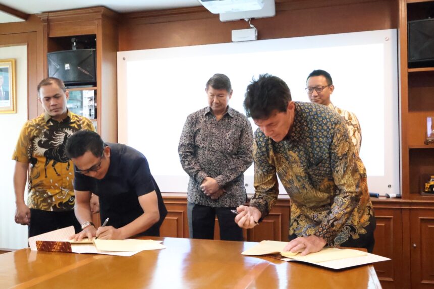 Direktur Utama Arsari Group, Hashim S Djojohadikusumo, bersama Wakil Direktur Utama PT ITCI Kartika Utama, Aryo P. S. Djojohadikusumo, dan Direktur Utama PT Arsari Tirta Pradana, Willie Smits, serta Wali Kota Balipapan, Rahmad Mas'ud, dalam penandatanganan kerja sama strategis dengan Pemerintah Kota Balikpapan guna memastikan pasokan air bersih berkelanjutan bagi masyarakat, Jumat (1/8/2025). Foto: Ist