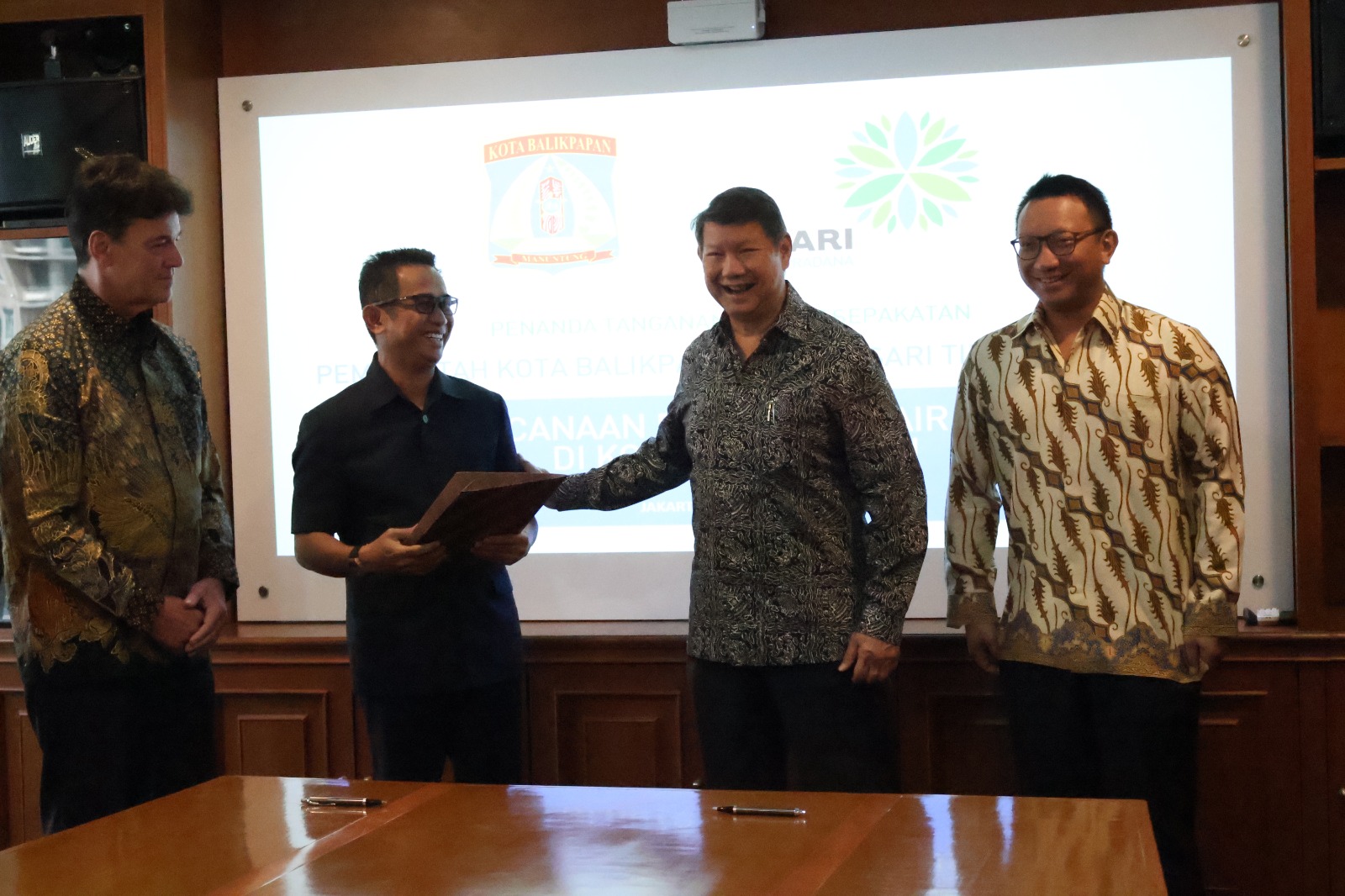 Arsari Group Dukung Penyediaan Air Bersih untuk Kota Balikpapan 2 Direktur Utama Arsari Group, Hashim S Djojohadikusumo, bersama Wakil Direktur Utama PT ITCI Kartika Utama, Aryo P. S. Djojohadikusumo, dan Direktur Utama PT Arsari Tirta Pradana, Willie Smits, serta Wali Kota Balipapan, Rahmad Mas'ud, dalam penandatanganan kerja sama strategis dengan Pemerintah Kota Balikpapan guna memastikan pasokan air bersih berkelanjutan bagi masyarakat, Jumat (1/8/2025). Foto: Ist
