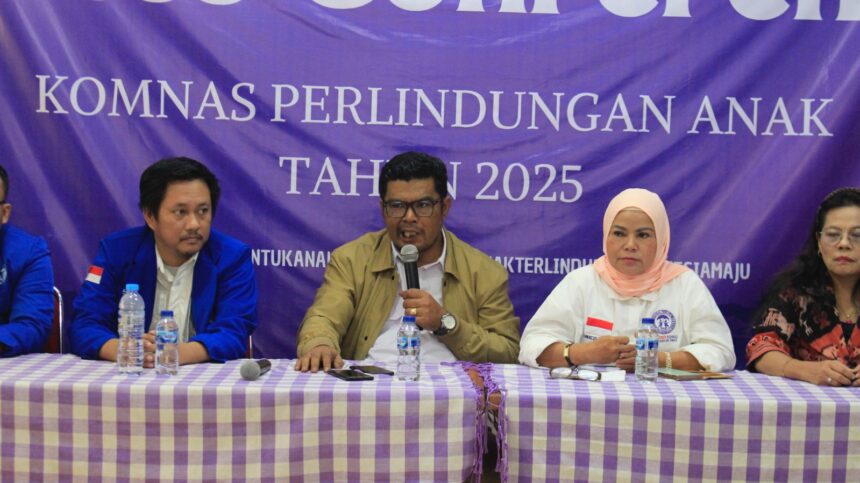 Ketua Umum Komnas Perlindungan Anak, Agustinus Sirait, bersama dua Komisioner Komnas Perlindungan Anak, Imaculata dan Donny Ave, didampingi Dewan Pembina, Rostimaline Munthe, saat menerima kunjungan jajaran Dewan Pimpinan Pusat Gerakan Angkatan Muda Kristen Indonesia (DPP GAMKI) di Sekretariat Komnas Perlindungan Anak Jl TB Simatupang, No. 59 2, Kelurahan Gedong, Kecamatan Pasar Rebo, Jakarta Timur, Kamis (31/7/2025). Foto: Ist