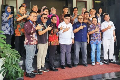 Wakil Menteri (Wamen) Perumahan dan Kawasan Permukiman (PKP) Fahri Hamzah saat meninjau rancangan Rumah Modular produksi Krakatau Steel (KS) di Cilegon, Banten, Jumat (1/8/2025). Foto: Kemen PKP