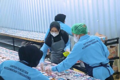 Salah satu penerima manfaat pembiayaan produktif BRI adalah Jane Katang, pelaku usaha asal Kecamatan Siau Barat, Kabupaten Kepulauan Siau Tagulandang Biaro (Sitaro), Sulawesi Utara. Jane merupakan pemilik usaha sembako Aiko Maju, yang kini menjadi pemasok bahan baku untuk dapur umum dalam Program Makan Bergizi Gratis (MBG). Foto: Dok BRI