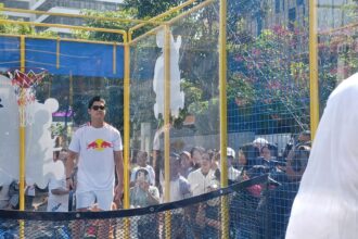 Celebrity Match - publik figur Al Ghazali bersama Omar Danie turun langsung bermain padel dalam acara kampanye terbaru Kratingdaeng: Satu Energi, Satu Semangat di lokasi car free day (CFD), kawasan Sarinah, Jalan MH Thamrin, Jakarta, Minggu (3/8/2025) pagi. Foto: Joesvicar Iqbal/ipol.id