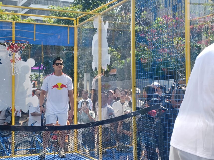 Celebrity Match - publik figur Al Ghazali bersama Omar Danie turun langsung bermain padel dalam acara kampanye terbaru Kratingdaeng: Satu Energi, Satu Semangat di lokasi car free day (CFD), kawasan Sarinah, Jalan MH Thamrin, Jakarta, Minggu (3/8/2025) pagi. Foto: Joesvicar Iqbal/ipol.id