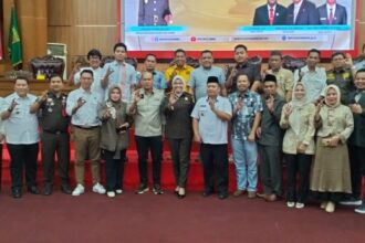 Photo bersama Ketua DPRD Kabupaten Musi Rawas Firdaus, Kajari Mura Vivi eka Fatma dan anggota Bapemperda