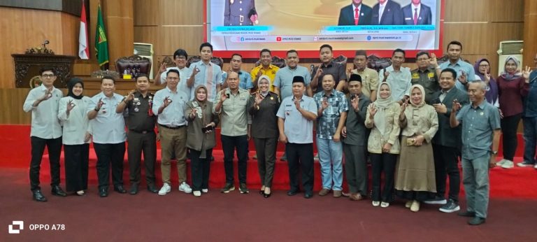 Photo bersama Ketua DPRD Kabupaten Musi Rawas Firdaus, Kajari Mura Vivi eka Fatma dan anggota Bapemperda
