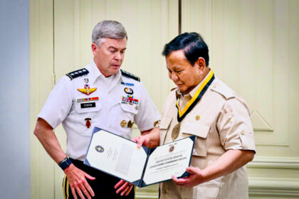 Jenderal Bryan Fenton menyerahkan medali kehormatan USSOCOM kepada Presiden Prabowo Subianto di Istana Merdeka, Jakarta, Senin (4/8/2025). Foto: BPMI Setpres