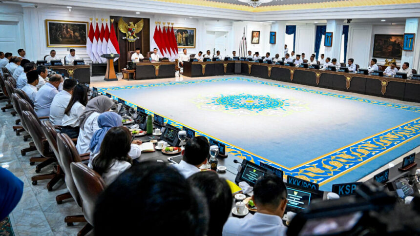 Presiden Prabowo Subianto memimpin Sidang Kabinet Paripurna ke-8 pemerintahan Kabinet Merah Putih yang digelar di Ruang Sidang Kabinet, Istana Kepresidenan Jakarta, Rabu (6/8/2025). Foto: BPMI Setpres