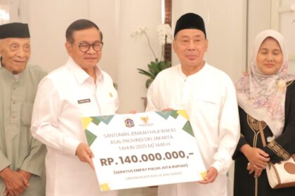Gubernur DKI Jakarta bersama BAZNAS (BAZIS) DKI Jakarta salurkan santunan senilai Rp140 Juta kepada ahli waris jemaah haji yang wafat. (dok. BAZNAS (BAZIS) DKI Jakarta)