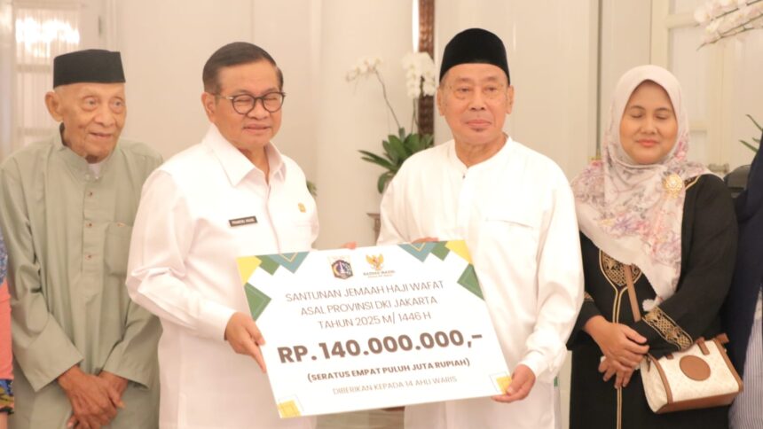 Gubernur DKI Jakarta bersama BAZNAS (BAZIS) DKI Jakarta salurkan santunan senilai Rp140 Juta kepada ahli waris jemaah haji yang wafat. (dok. BAZNAS (BAZIS) DKI Jakarta)