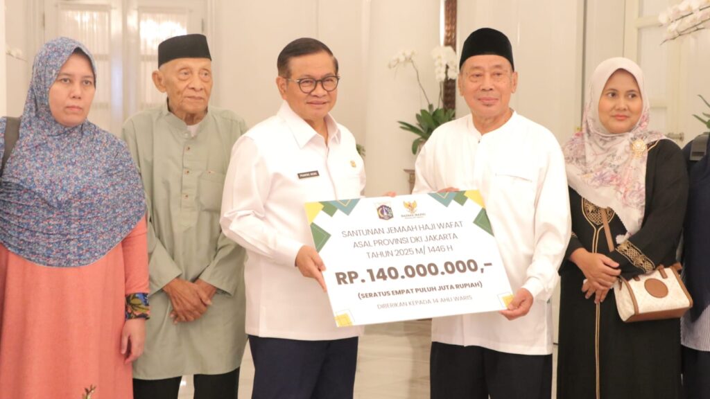 Gubernur DKI Jakarta bersama BAZNAS (BAZIS) DKI Jakarta salurkan santunan senilai Rp140 Juta kepada ahli waris jemaah haji yang wafat. (dok. BAZNAS (BAZIS) DKI Jakarta)