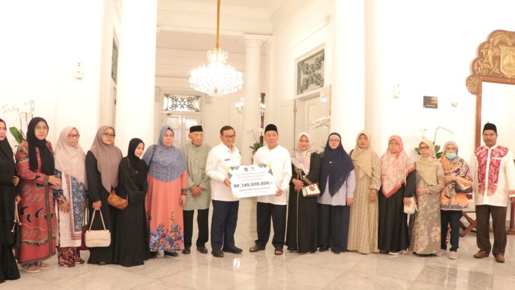Gubernur DKI Jakarta bersama BAZNAS (BAZIS) DKI Jakarta salurkan santunan senilai Rp140 Juta kepada ahli waris jemaah haji yang wafat. (dok. BAZNAS (BAZIS) DKI Jakarta)