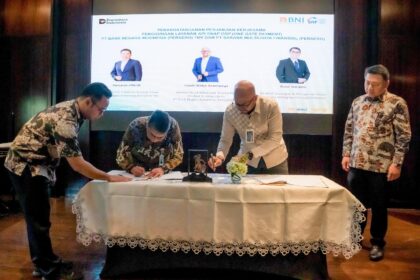 Penandatanganan perjanjian kerjasama antara GM Wholesale Transaction Product & Partnership BNI I Gede Widya Ananta Yoga dan Direktur Keuangan & Manajemen Risiko SMF Bonai Subiakto di Bandung, Rabu (6/8/2025). Foto: Dok BNI