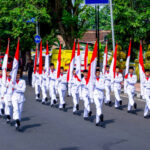 Ilustrasi, Pasukan pengibar bendera membawa bendera merah putih. Foto: Istock @Mangkelin