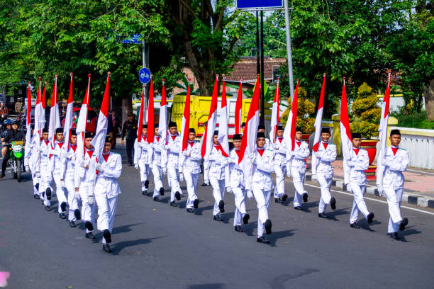Ilustrasi, Pasukan pengibar bendera membawa bendera merah putih. Foto: Istock @Mangkelin