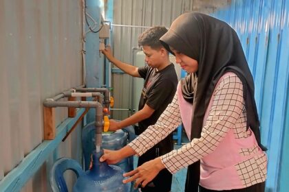 Warga Pulau Barrang Lompo kini menikmati air bersih berkat inovasi Desalinasi Berbasis Energi Surya (DE-BES) dari PLN. Sistem ini menghasilkan hingga 3.000 liter air bersih per hari dengan memanfaatkan panel surya 4,4 kilowatt peak (kWp) dan baterai 4,8 kilowatt hour (kWh) yang terhubung ke mesin Reverse Osmosis. Foto: PLN