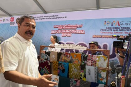 Menteri Imigrasi dan Pemasyarakatan (Imipas), Agus Andrianto, didampingi Kepala Lapas Kelas I Cipinang, Wachid Wibowo, saat mengunjungi stan Batik Lintas 5 Lapas Kelas I Cipinang, dalam kegiatan Indonesian Prison Products and Arts Festival (IPPAFest) Tahun 2025 di Aloha Pasir Putih, PIK II, Jakarta, Jumat (8/8). Foto: Ist