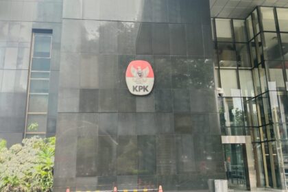 Logo KPK terpampang megah di Gedung Merah Putih, Kuningan, Jaksel. Foto: Dok ipol.id/Yudha Krastawan