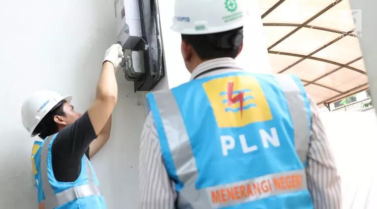 Ilustrasi petugas PLN sedang melakukan penambahan daya instalasi listrik pelanggan. Foto: Dok PLN