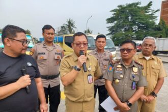 Ketua Subkelompok Penegakan Hukum DLH DKI Jakarta, Hugo Efraim bersama Kepala Seksi Operasi Satpol PP Kota Jakarta Timur, Charles Siahaan dan jajaran kepolisian, memberikan keterangan terkait kasus tiga unit truk pembuang limbah domestik ke saluran drainase kota di Jalan DI Panjaitan, Jatinegara, Jakarta Timur, Senin (11/8/2025). Foto: Joesvicar Iqbal/ipol.id