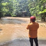 BPBD Kota Tangerang Selatan melakukan asesmen dan pemantauan lokasi banjir di Kecamatan Pamulang, Kota Tangerang Selatan, Provinsi Banten, Minggu (10/8/2025). Foto: Ist