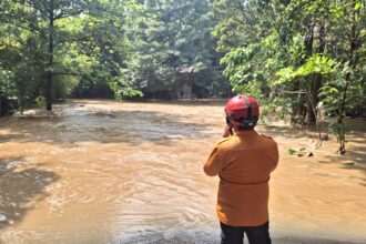 BPBD Kota Tangerang Selatan melakukan asesmen dan pemantauan lokasi banjir di Kecamatan Pamulang, Kota Tangerang Selatan, Provinsi Banten, Minggu (10/8/2025). Foto: Ist