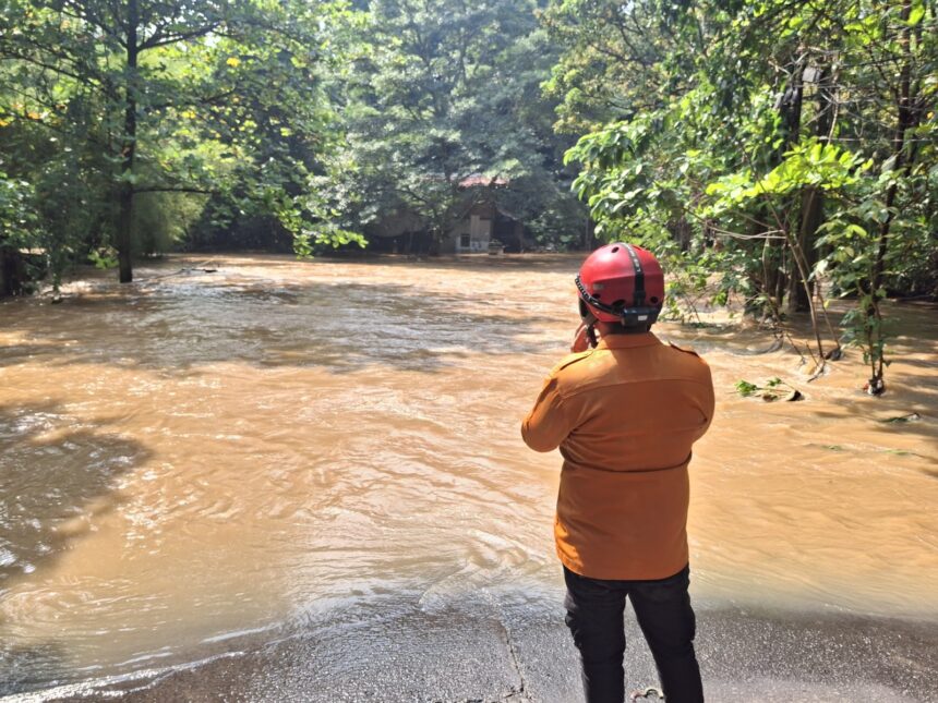 BPBD Kota Tangerang Selatan melakukan asesmen dan pemantauan lokasi banjir di Kecamatan Pamulang, Kota Tangerang Selatan, Provinsi Banten, Minggu (10/8/2025). Foto: Ist