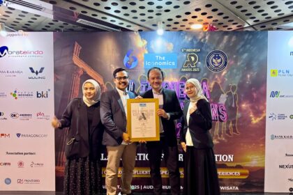 Direktur Utama TelkoMedika Dicky Anfiadi (kedua dari kanan) beserta jajaran saat acara 6th Indonesia Public Relations Summit 2025 di Auditorium Kementerian Pariwisata, Jakarta Pusat, pada Jumat (8/8/2025). Foto: Telkom Indonesia